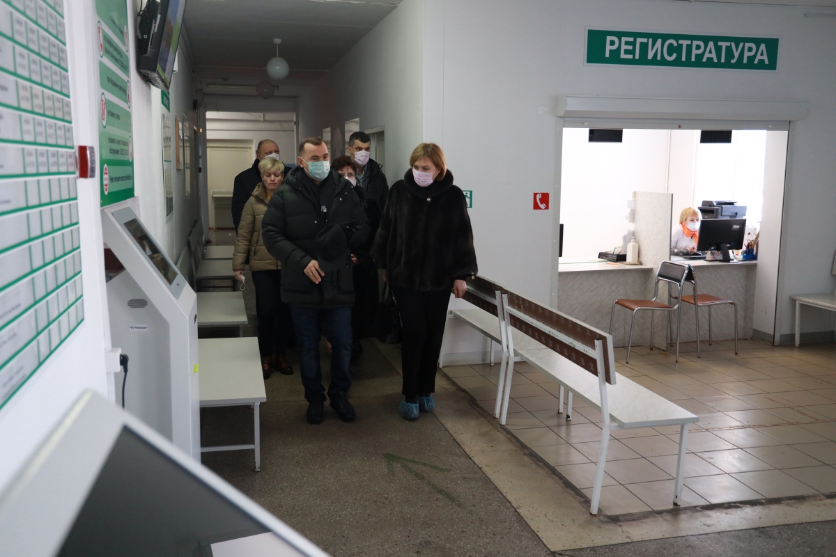 Губернатор Вадим Шумков дал поручения отремонтировать детсады в Половинном и школу в Сумках и продолжить ремонт больницы