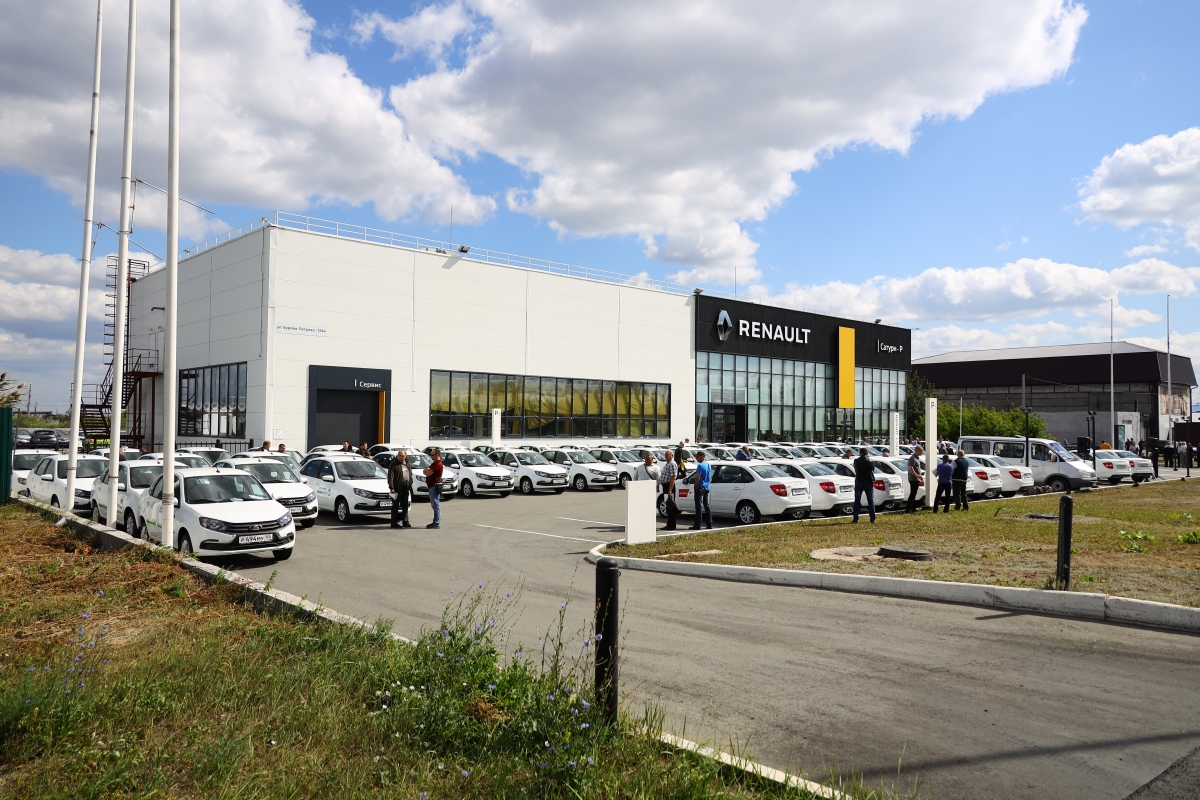 Губернатор Вадим Шумков вручил руководителям лечебных учреждений региона ключи от 59 новых автомобилей неотложной медицинской помощи