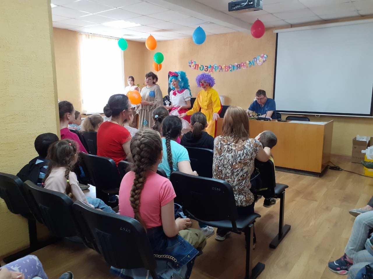 Сотрудники завода «Синтез» подарили праздник маленьким пациентам Курганской детской поликлиники