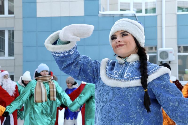 Маленьких пациентов Курганской областной детской больницы им. Красного Креста поздравили с наступающим Новым годом
