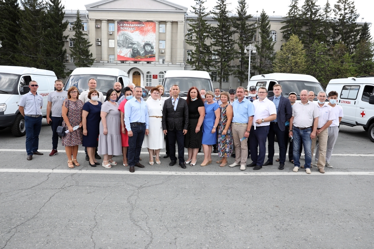 Губернатор Вадим Шумков вручил ключи от 24 новых машин неотложной помощи