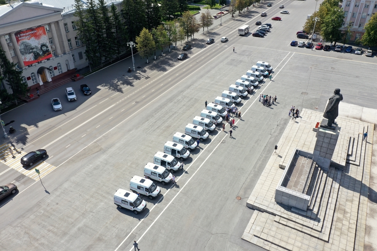 Губернатор Вадим Шумков вручил ключи от 24 новых машин неотложной помощи