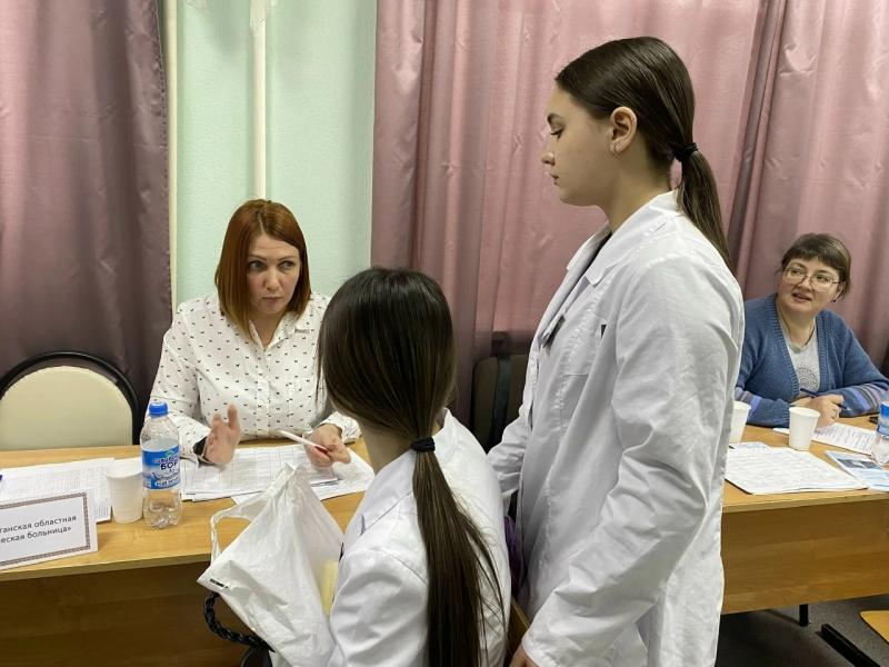 Сотрудники Курганской областной клинической больницы встретились с выпускниками Курганского базового медицинского колледжа — будущими медицинскими сёстрами и фельдшерами, которые в этом году впервые выйдут в профессию.