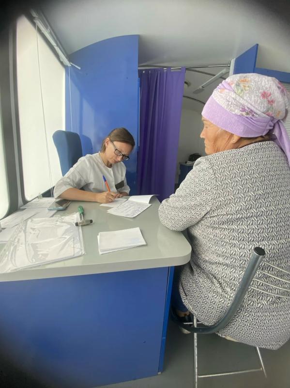 В селе Верхнесурское Варгашинского округа медицинская бригада Курганской областной больницы № 2 провела выездную акцию «Поезд здоровья» совместно с врачами Курганской поликлиники № 2