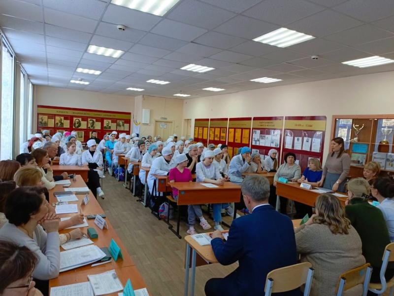 В целях повышения кадрового обеспечения в Шадринском филиале Курганского базового медицинского колледжа состоялась встреча выпускников специальностей «Сестринское дело» и «Лечебное дело» с руководителями медицинских организаций, подведомственных Департаме