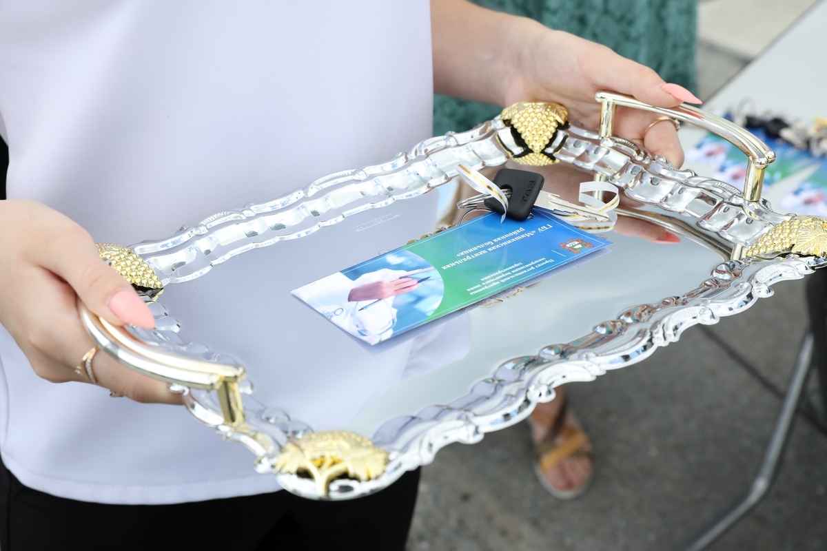 Губернатор Вадим Шумков вручил ключи от 24 новых машин неотложной помощи