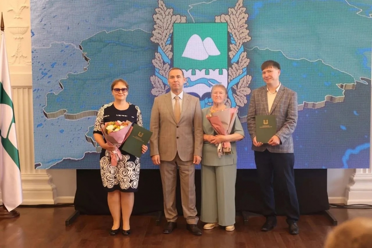 Губернатор Вадим Шумков поздравил работников здравоохранения Курганской области с профессиональным праздником и вручил им награды