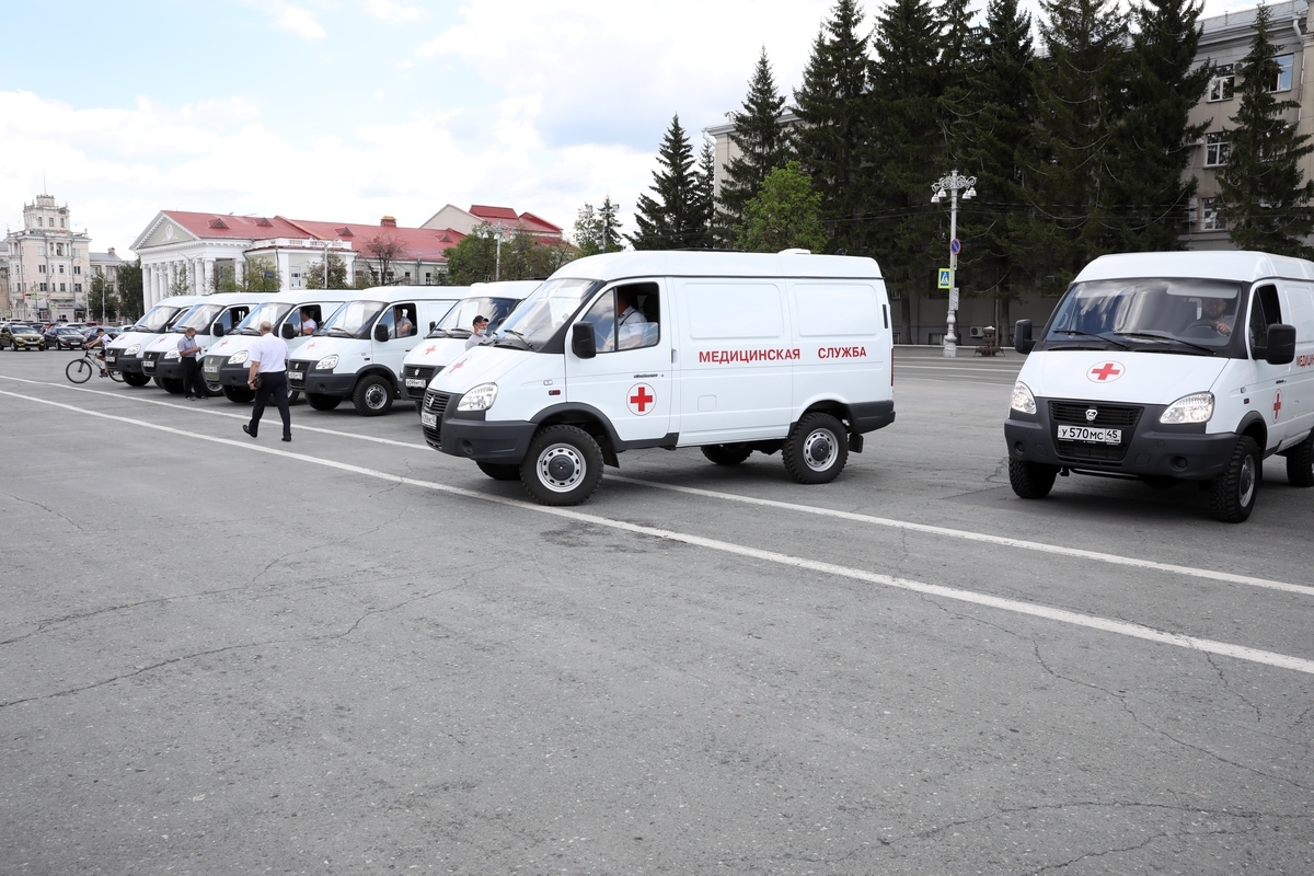 Губернатор Вадим Шумков вручил ключи от 24 новых машин неотложной помощи