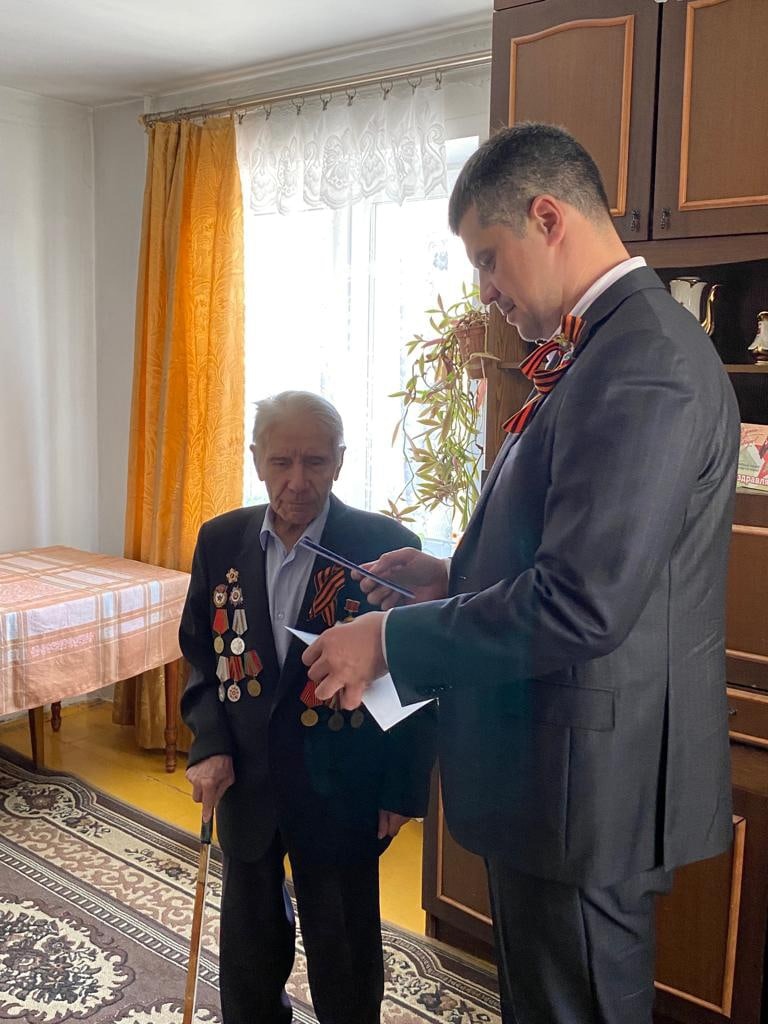 Директор Департамента здравоохранения Курганской области Алексей Сигидаев в преддверии празднования 78-й годовщины Победы в Великой Отечественной войне поздравил ветерана