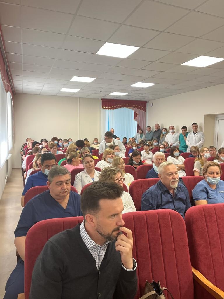 Заместитель Губернатора Курганской области Наталья Кириллова и директор Департамента здравоохранения Алексей Сигидаев представили коллективу Курганской областной больницы №2 исполняющего обязанности главного врача Гуламова Руслана Александровича