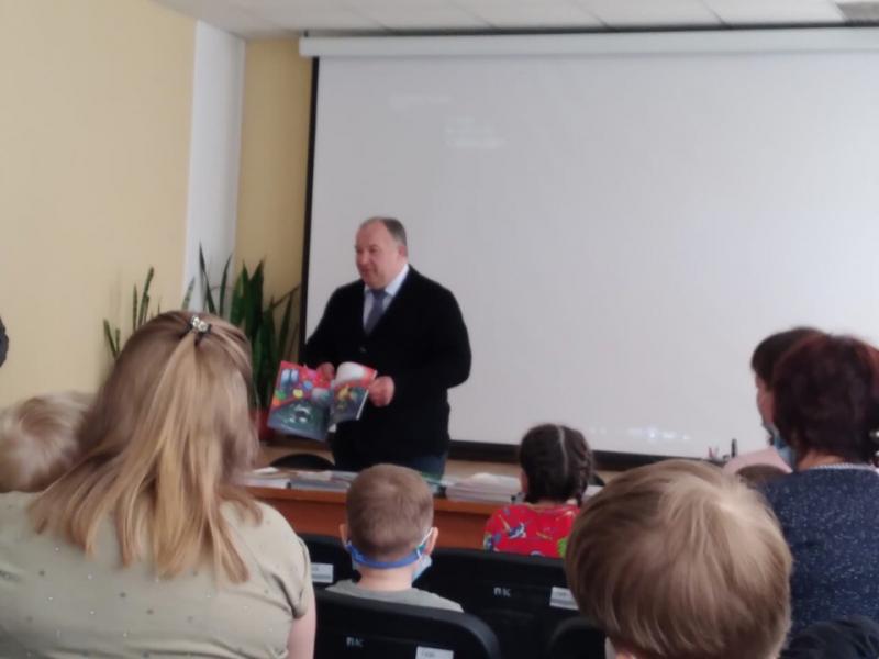 Маленьким пациентам Курганской областной детской клинической больницы имени Красного Креста прочитают сказки