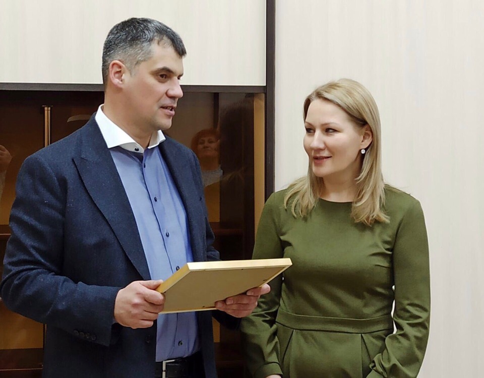 Временно исполняющий обязанности директора Департамента здравоохранения Курганской области Алексей Сигидаев торжественно поощрил медицинских работников 