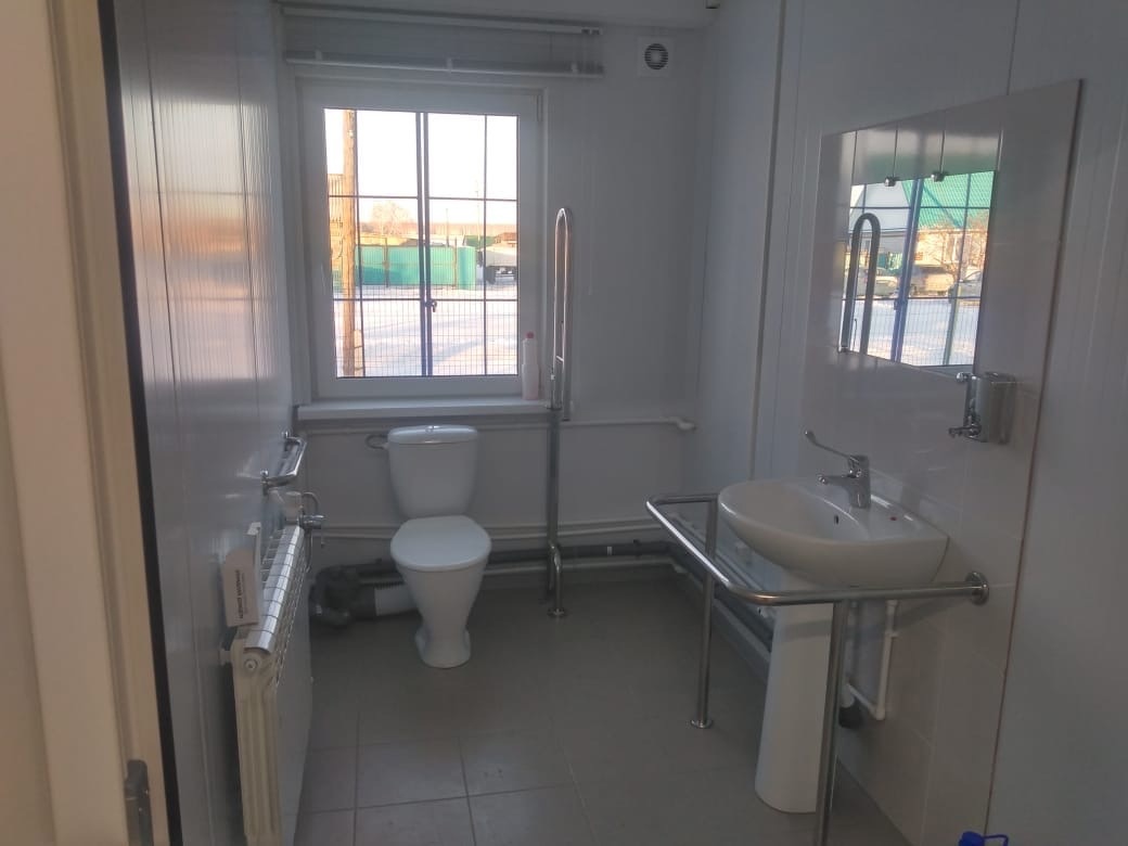 Работа по совершенствованию оказания первичной медико -санитарной помощи продолжается: в селе Долгие Частоозерского муниципального округа смонтировали здание ФАПа