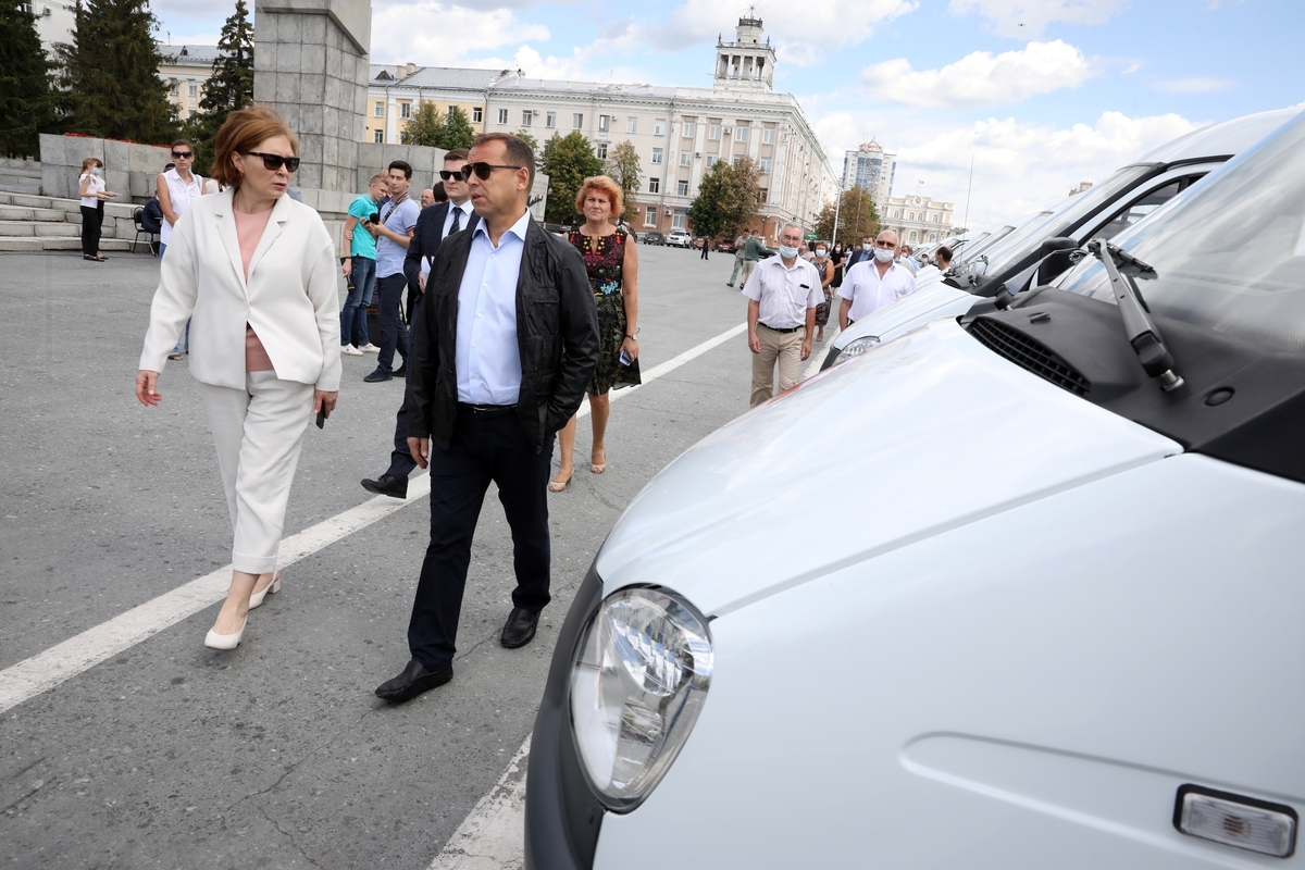 Губернатор Вадим Шумков вручил ключи от 24 новых машин неотложной помощи