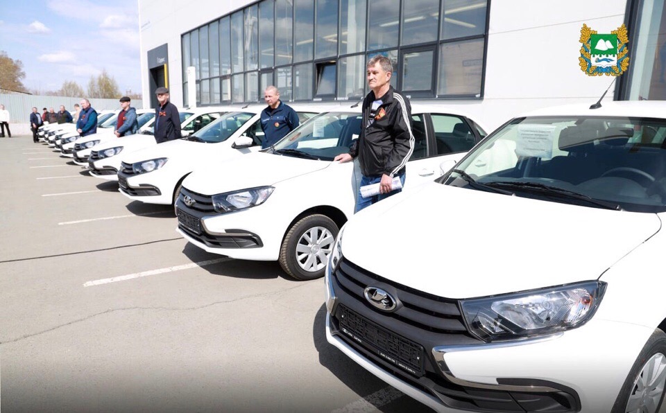 Губернатор Вадим Шумков вручил ключи от новых автомобилей неотложной медицинской помощи