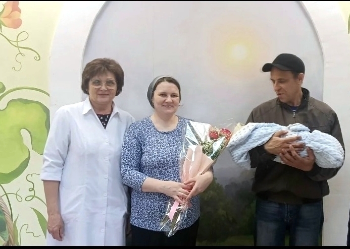 В Курганском областном перинатальном центре состоялась выписка пациентки, родившей десятого ребёнка.