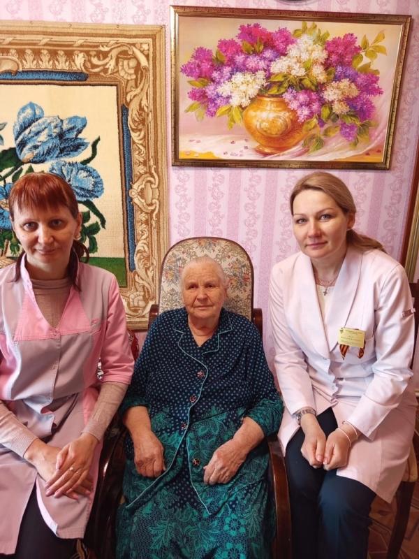 В преддверии Дня Великой Победы исполняющий обязанности главного врача Курганской областной больницы №2 Екатерина Викторовна Хиева и исполняющий обязанности руководителя Белозерского филиала Елена Сергеевна Шанаурова навестили вдов ветеранов 
