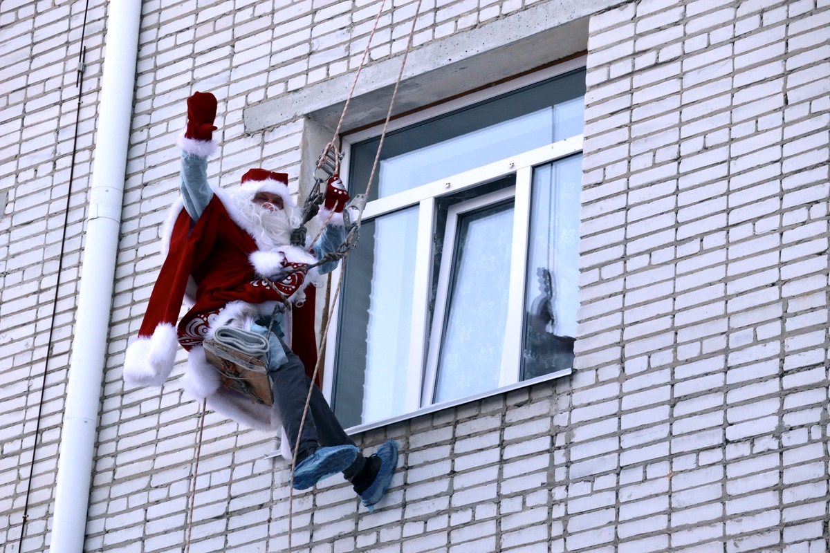 Маленьких пациентов Курганской областной детской больницы им. Красного Креста поздравили с наступающим Новым годом