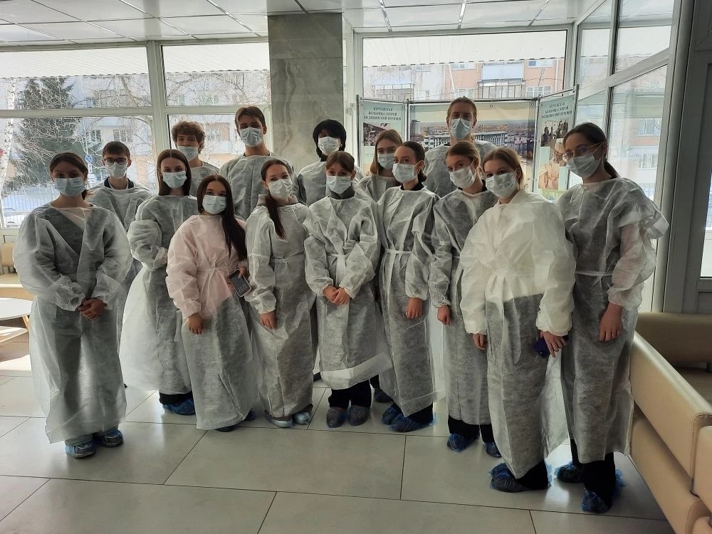 Курганскую больницу скорой медицинской помощи посетили выпускники двух гимназий города.