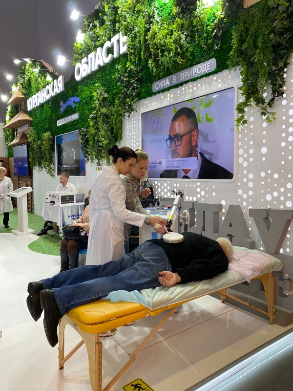 Курганские медики на выставке-форуме ВДНХ «Россия» учат посетителей ставить уколы, проводить обследования и демонстрируют возможности современной медтехники