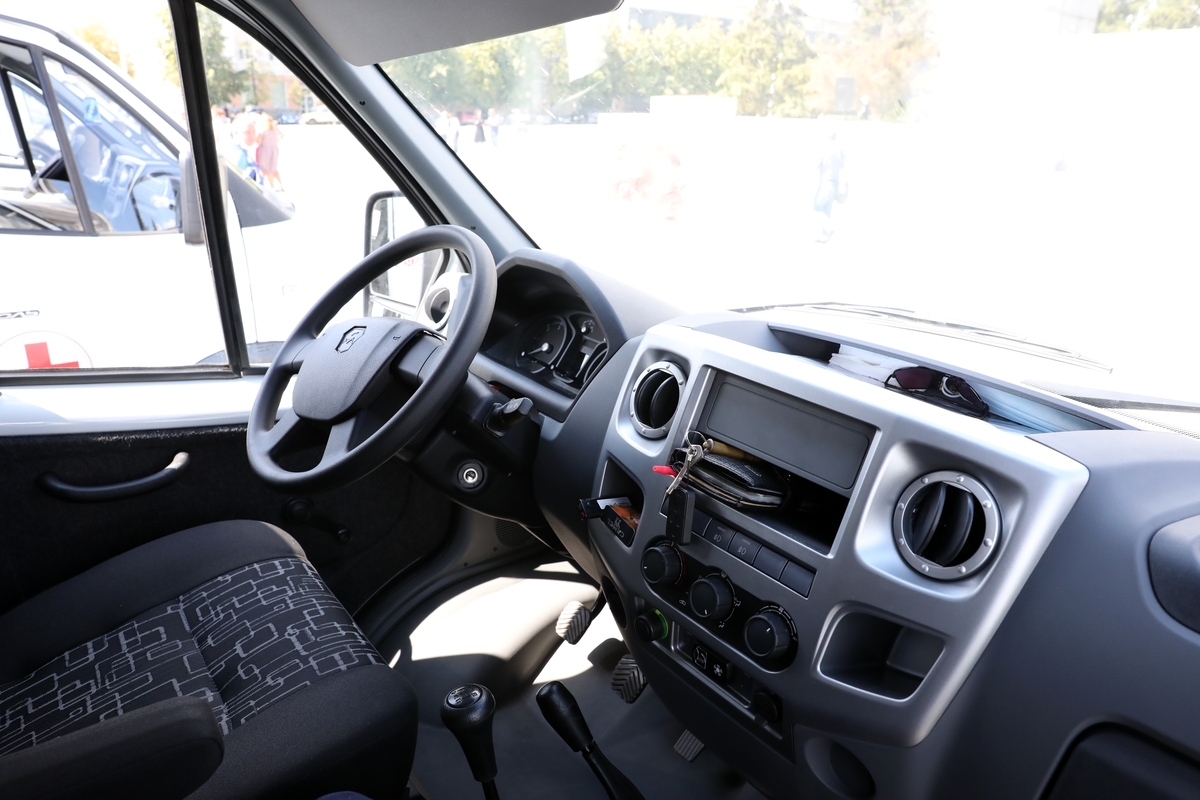 Губернатор Вадим Шумков вручил ключи от 24 новых машин неотложной помощи