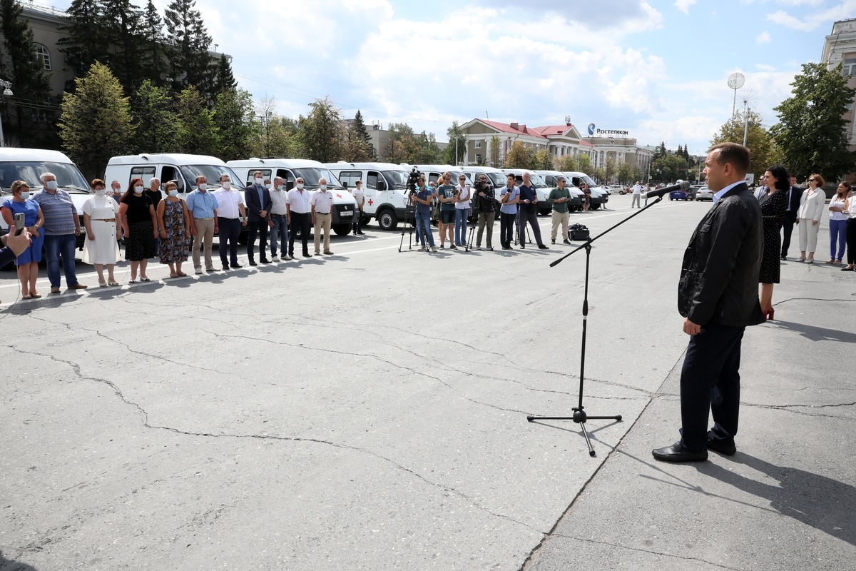 Губернатор Вадим Шумков вручил ключи от 24 новых машин неотложной помощи