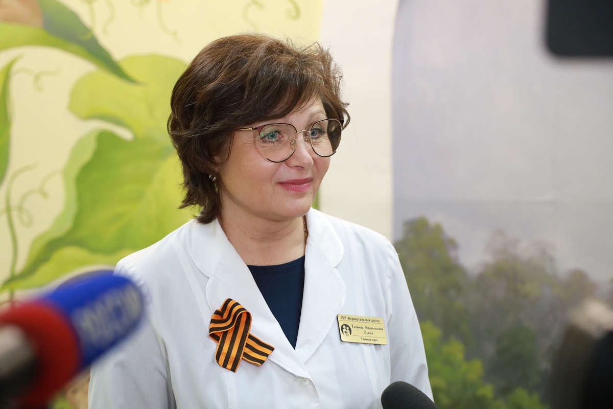 Губернатор Вадим Шумков подарил родителям курганских тройняшек сертификат на новое жильё