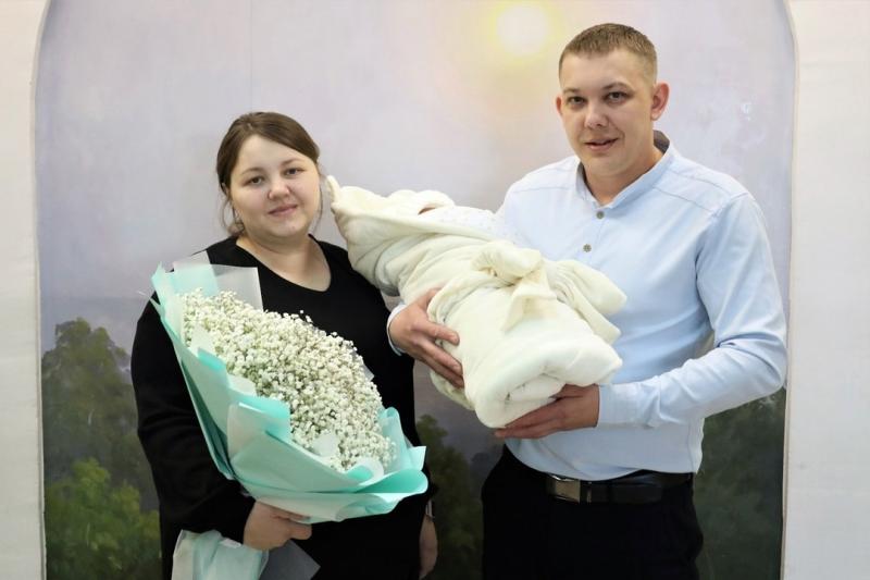 Губернатор Вадим Шумков поздравил многодетную семью Тюлюбаевых с рождением дочери.