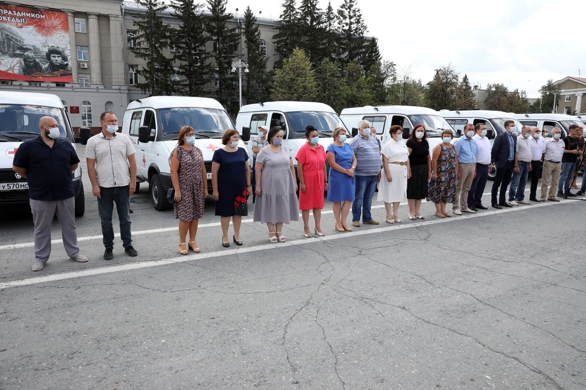 Губернатор Вадим Шумков вручил ключи от 24 новых машин неотложной помощи