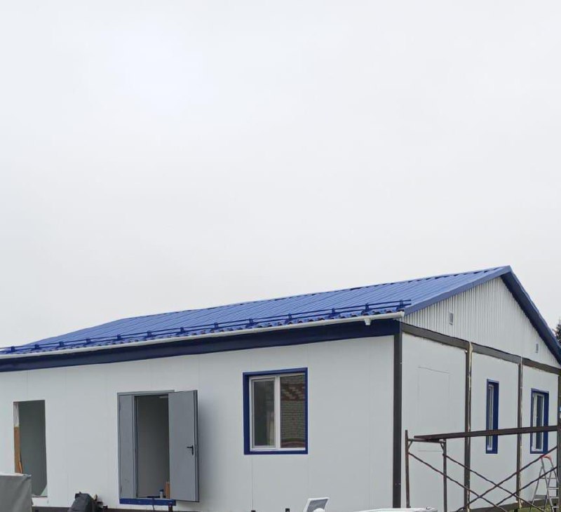 В селе Яланское Сафакулевского муниципального округа завершается установка нового модульного фельдшерско-акушерского пункта.