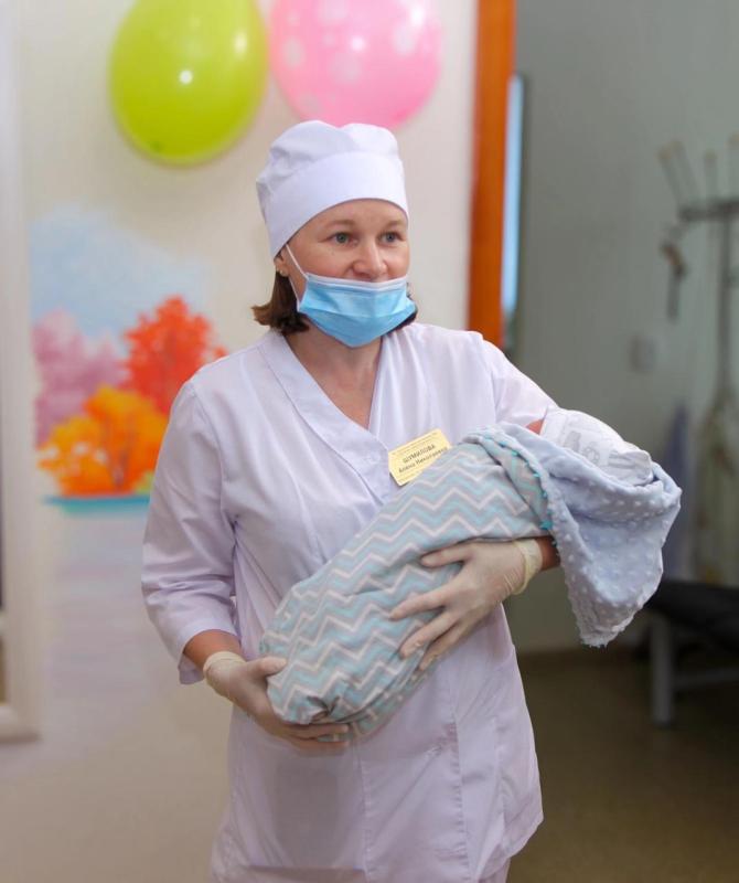 В День семьи, любви и верности в родильном доме Курганской областной больницы №2 состоялась особенная, наполненная светом и теплом торжественная выписка новорождённых!