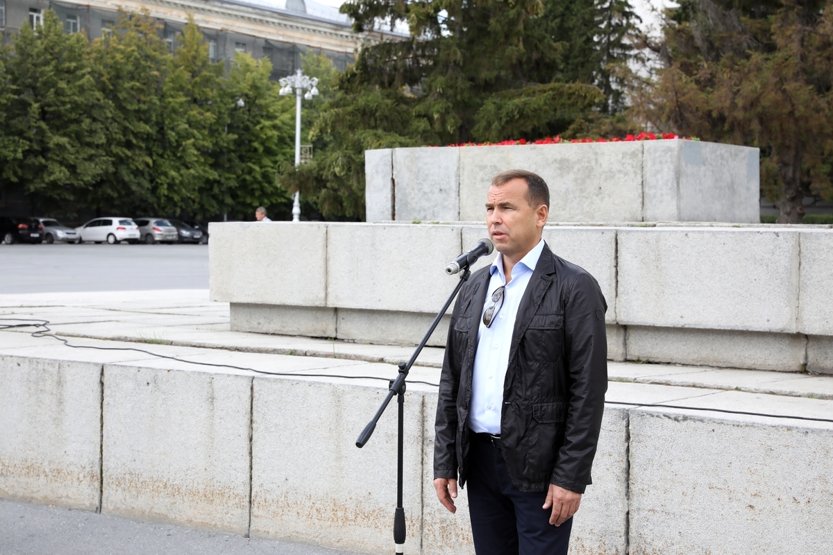 Губернатор Вадим Шумков вручил ключи от 24 новых машин неотложной помощи