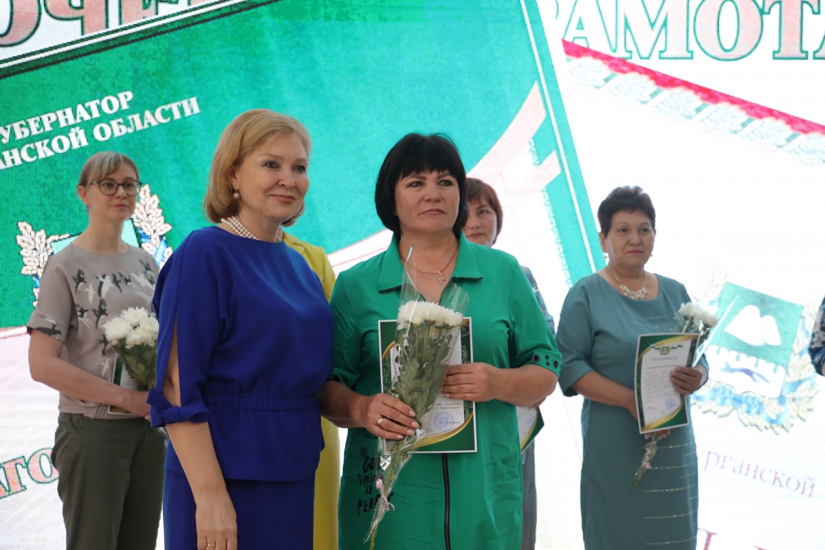 Медицинских работников Курганской области поздравили с профессиональным праздником