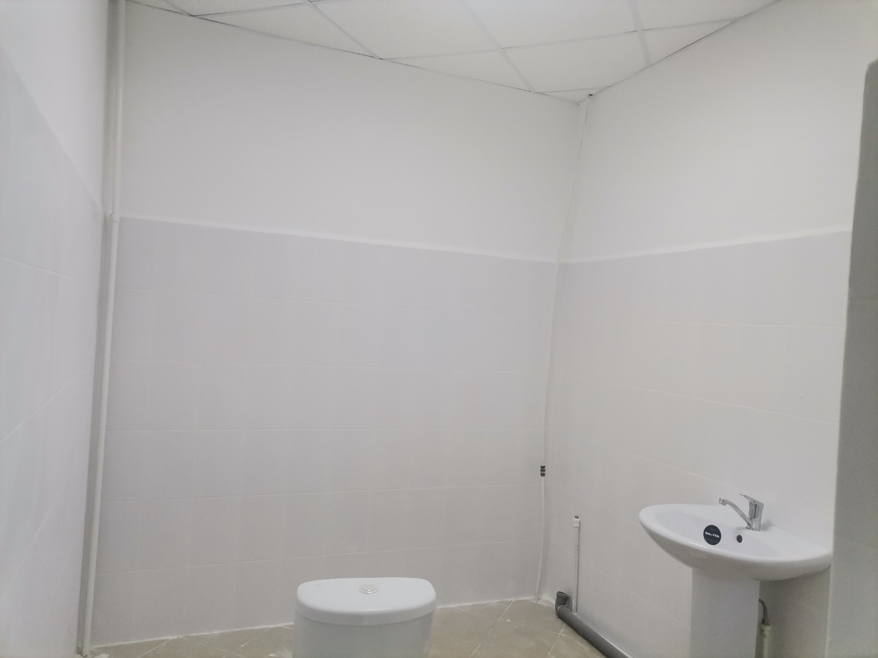 Модернизация первичного звена: в Сафакулевской центральной районной больнице продолжают капитальный ремонт