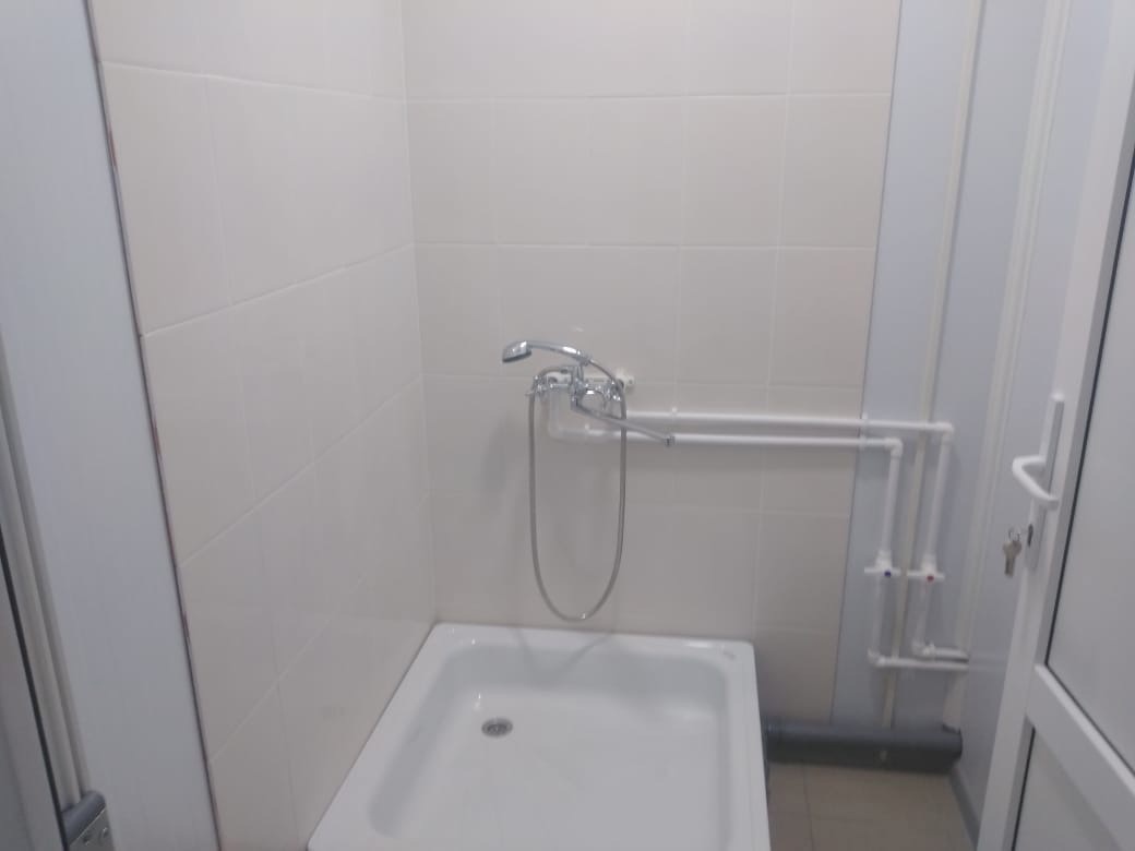 Работа по совершенствованию оказания первичной медико -санитарной помощи продолжается: в селе Долгие Частоозерского муниципального округа смонтировали здание ФАПа