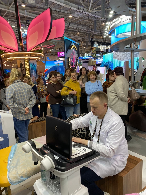 Курганские медики на выставке-форуме ВДНХ «Россия» учат посетителей ставить уколы, проводить обследования и демонстрируют возможности современной медтехники