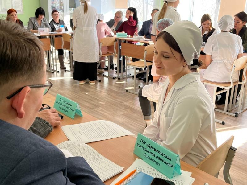 В Шадринском филиале Курганского базового медицинского колледжа прошла встреча представителей медицинских организаций с выпускниками колледжа. ﻿