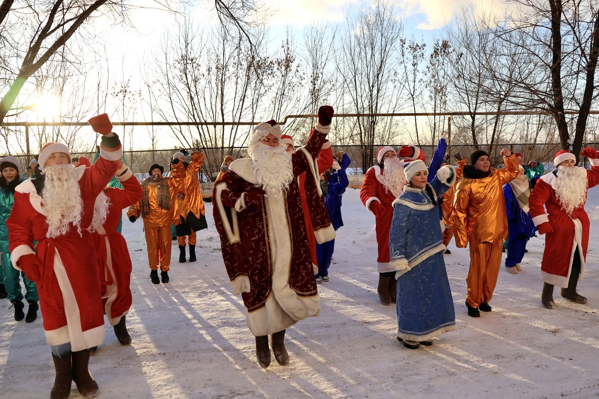 Маленьких пациентов Курганской областной детской больницы им. Красного Креста поздравили с наступающим Новым годом