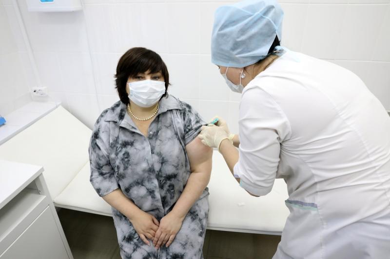 Уполномоченный по правам ребёнка Алёна Лопатина вакцинировалась от COVID-19