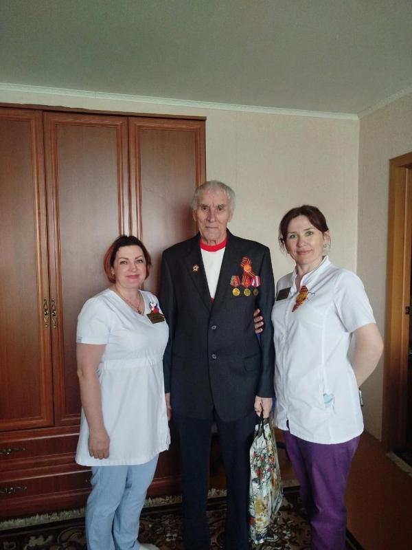 В преддверии великого праздника – Дня Победы  сотрудники Курганской областной больницы №2 навестили и поздравили дорогих ветеранов нашего города