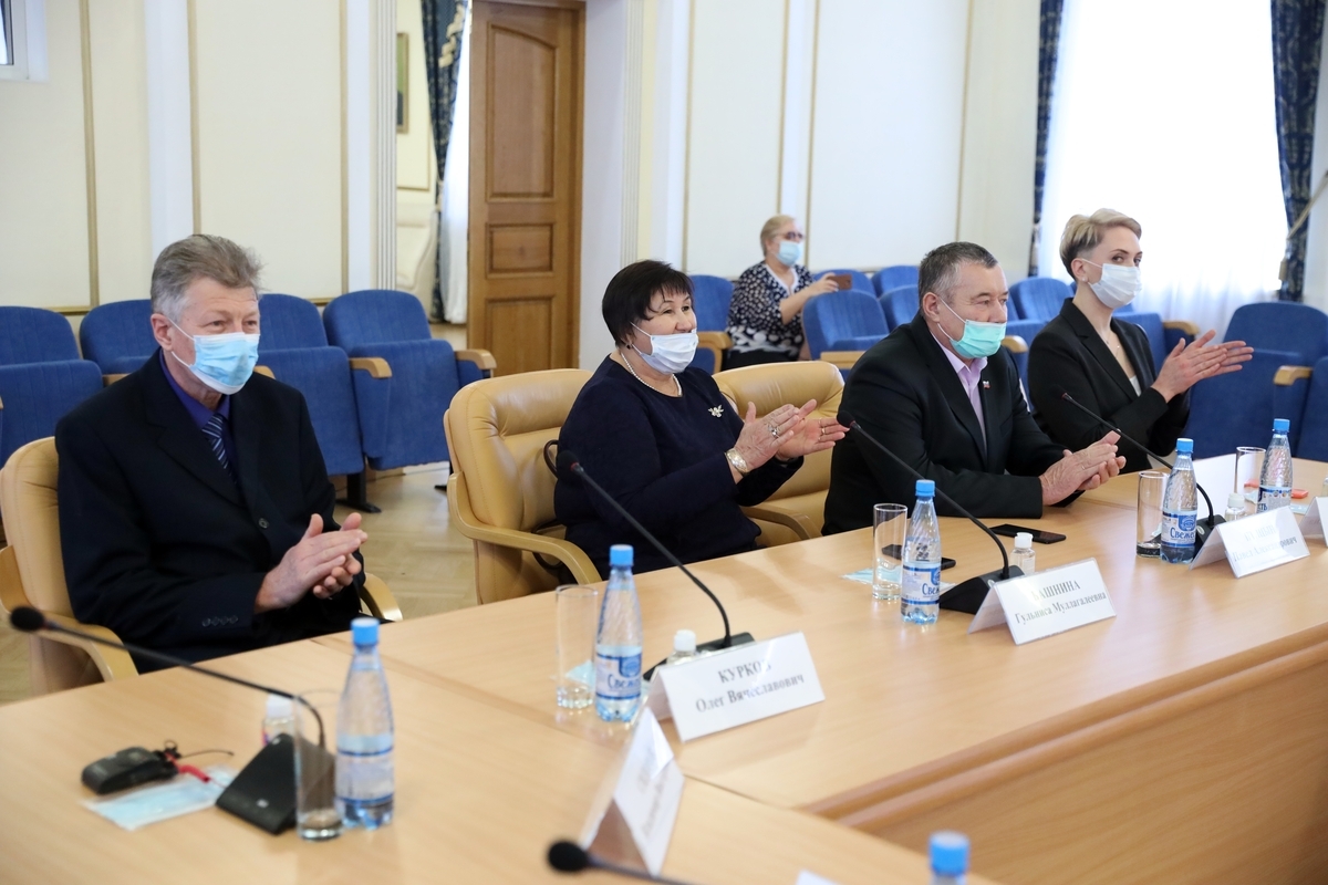 Накануне Нового года вручены государственные, ведомственные и региональные награды жителям области