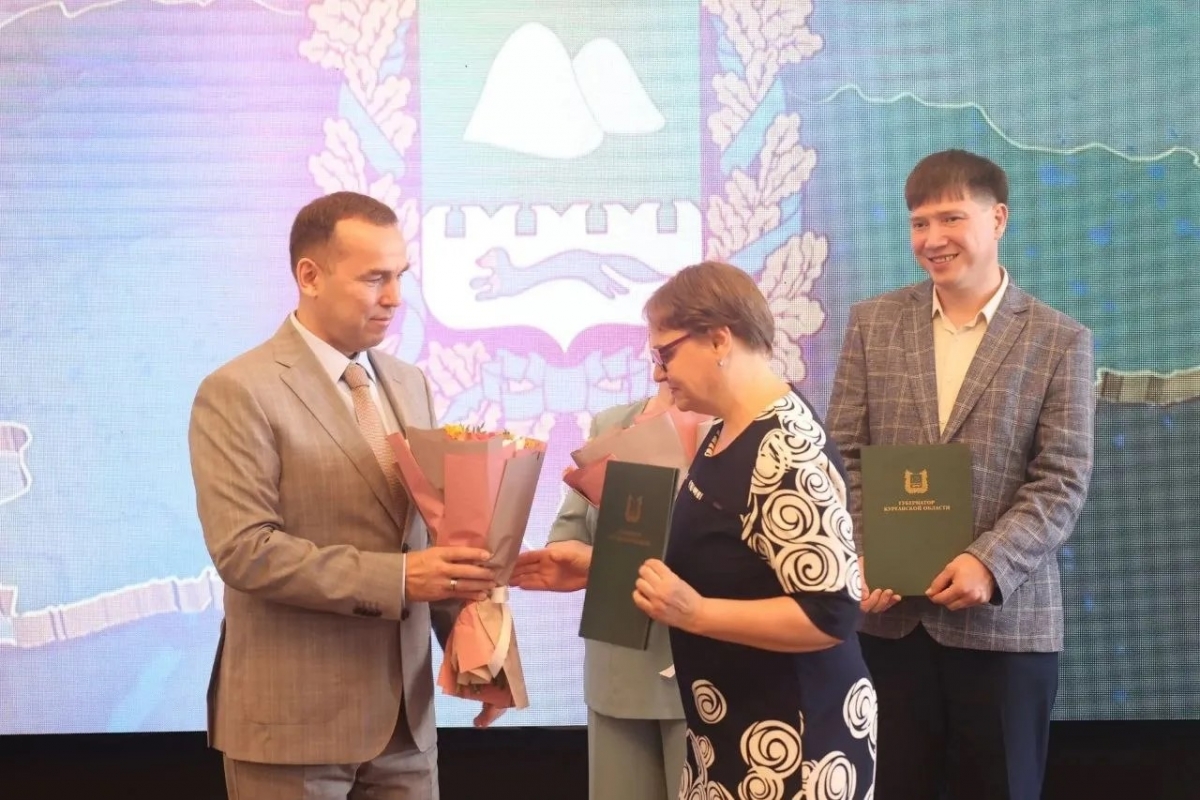 Губернатор Вадим Шумков поздравил работников здравоохранения Курганской области с профессиональным праздником и вручил им награды