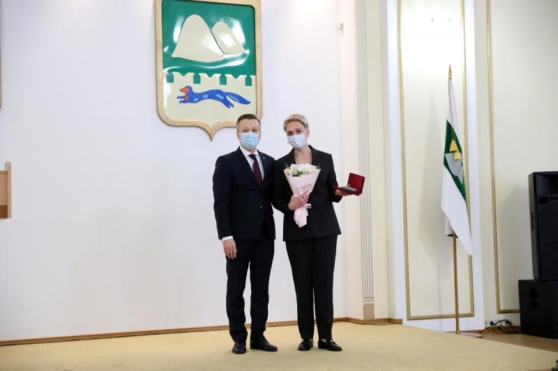 Накануне Нового года вручены государственные, ведомственные и региональные награды жителям области