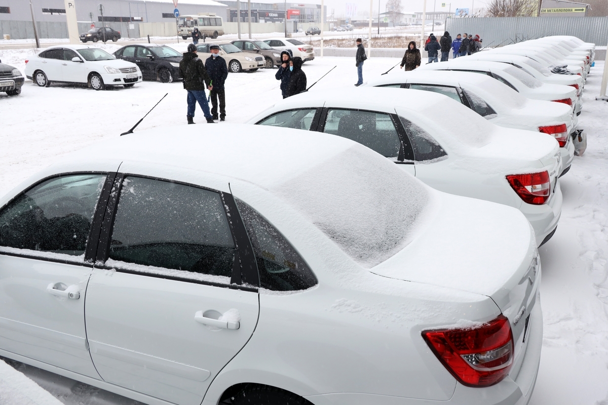Губернатор Вадим Шумков вручил ключи от 23 новых машин неотложной медицинской помощи
