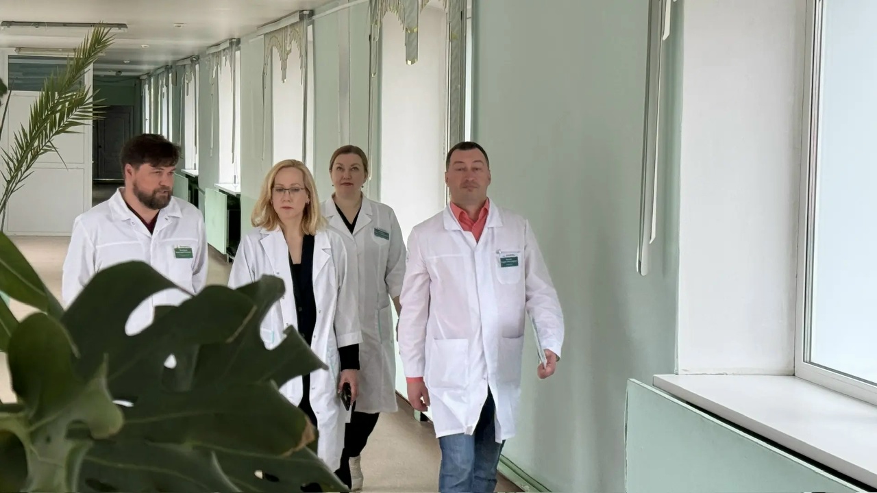 Врио директора Департамента здравоохранения Курганской области Екатерина Васильевна Ютяева посетила Курганский областной онкологический диспансер. ﻿