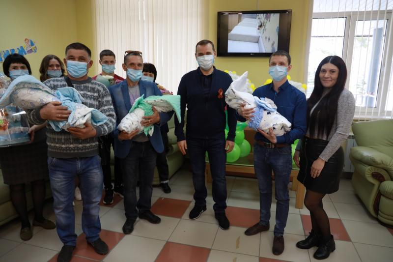 Губернатор Вадим Шумков подарил родителям курганских тройняшек сертификат на новое жильё
