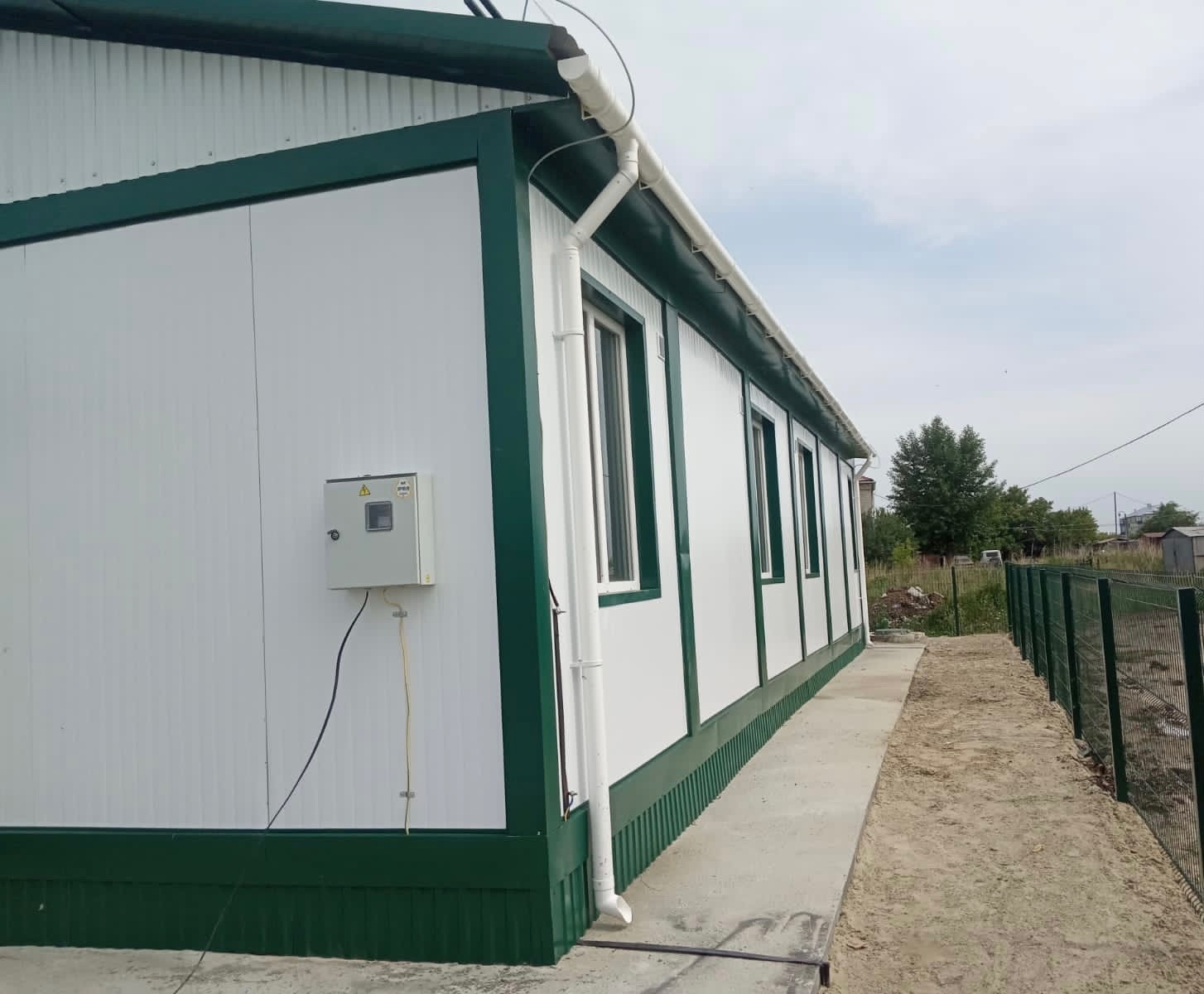 Завершены работы по монтажу модульного здания врачебной амбулатории в селе Новая Сидоровка Кетовского муниципального округа 