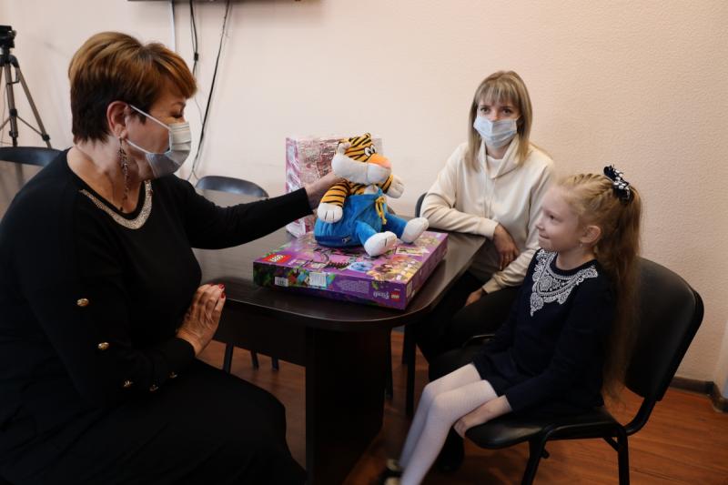 Сенатор Елена Перминова исполнила мечту маленькой Лизы с елки желаний в Совете Федерации