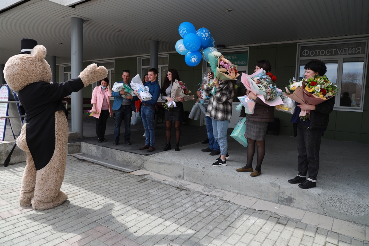Губернатор Вадим Шумков подарил родителям курганских тройняшек сертификат на новое жильё