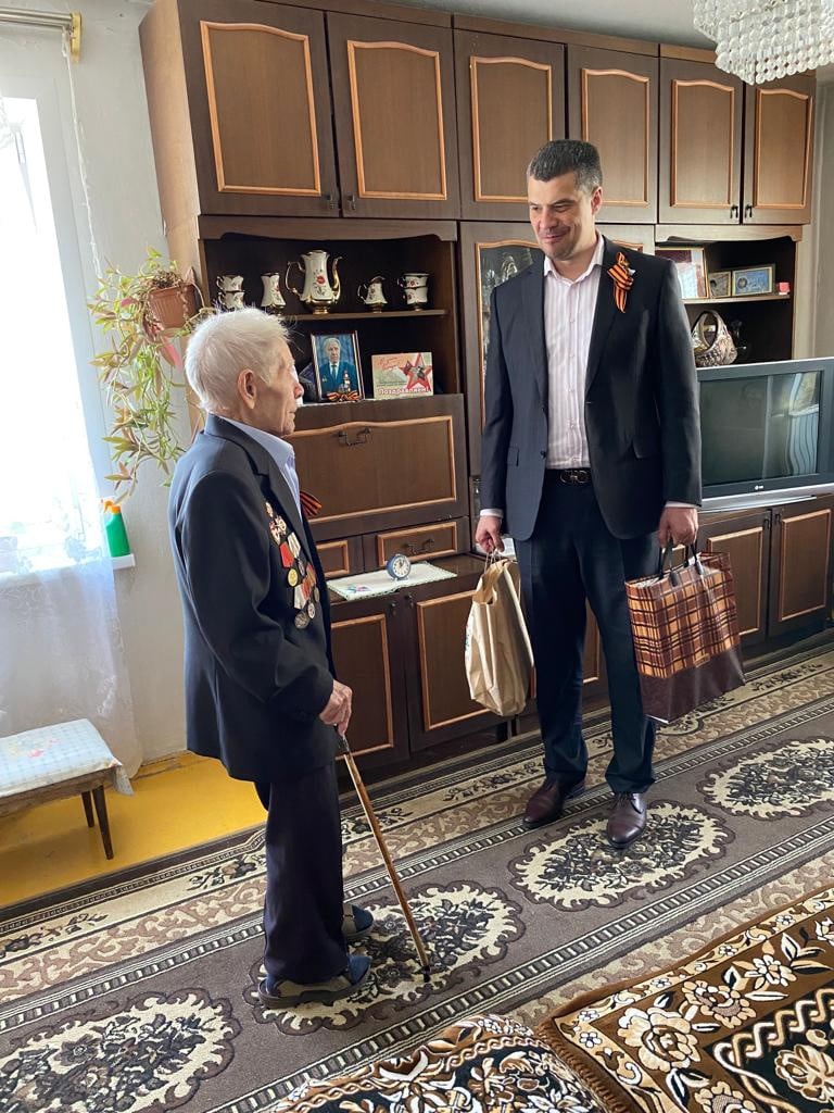 Директор Департамента здравоохранения Курганской области Алексей Сигидаев в преддверии празднования 78-й годовщины Победы в Великой Отечественной войне поздравил ветерана